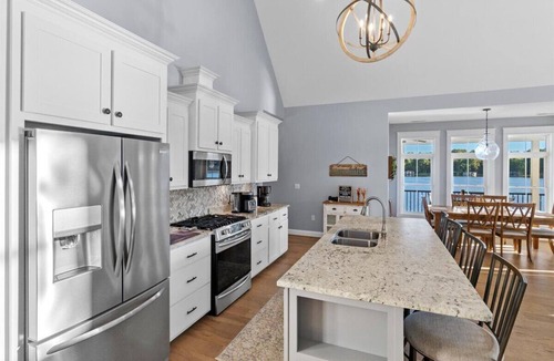 Bracey House | Summer Breeze|Heated Pool|Hot Tub!