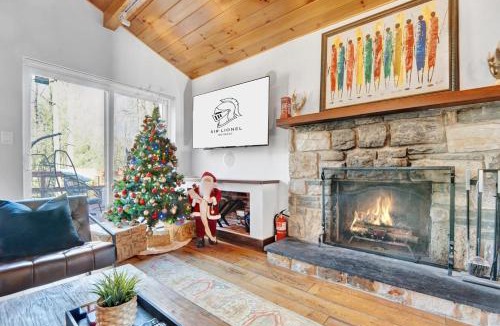 Blakeslee House | Summer Chalet I EV Charger Sauna I Hot Tub I Movie Room & Firepit I PET Friendly