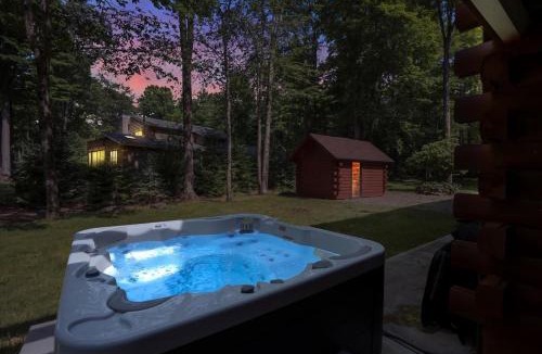 Blakeslee House | Summer Chalet I EV Charger Sauna I Hot Tub I Movie Room & Firepit I PET Friendly