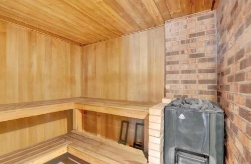 Blakeslee House | Summer Chalet I EV Charger Sauna I Hot Tub I Movie Room & Firepit I PET Friendly