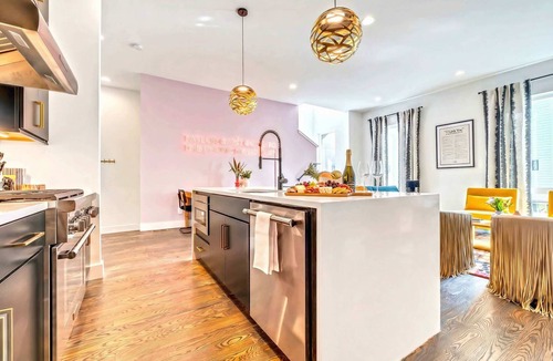 Katie Hill Neighborhood House | Summer double rooftops, hot tubs, movie theaters, near Broadway & Nissan Stadium