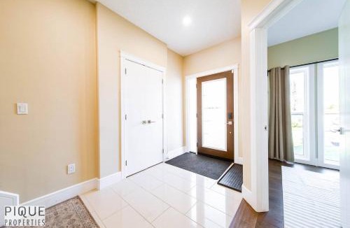 Mayfield Apartment | Summer Haven - HotTub - FireTable - KingBed - BBQ - Sleeps8