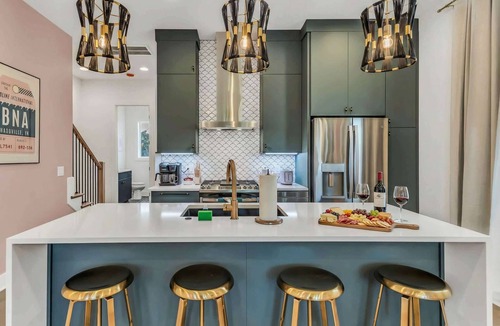 South Nashville House | Summer rooftop deck, game room, skyline views near Broadway