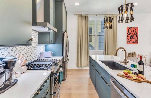 South Nashville House | Summer rooftop deck, game room, skyline views near Broadway