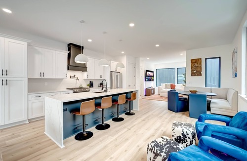 Hurwood Heights House | Summer rooftops, hot tubs, game rooms, sauna near Broadway & Geodis Park