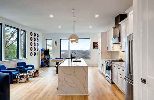 Hurwood Heights House | Summer rooftops, hot tubs, game rooms, sauna near Broadway & Geodis Park