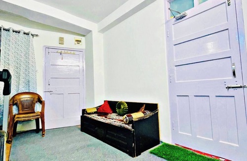Chhota Shimla Bed & Breakfast | Summer Suite workstation near mall - road walkablenn