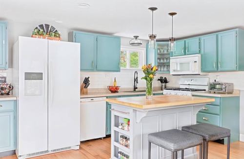 East Jordan House | Summer Winterland Retreat-Hot Tub, Dogs Ok, Boyne, Charlevoix, Petoskey