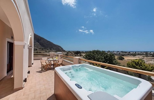 Perissa Villa | SummerHouse Collection with Jacuzzi in 2k m² plot in Santorini Perissa Beach