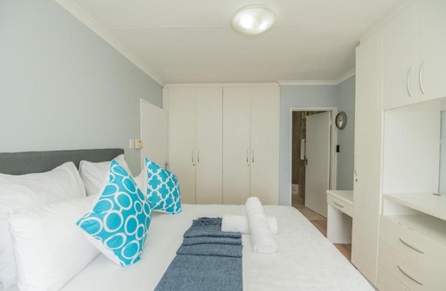 Pollok Beach Apartment | Summerseas Views