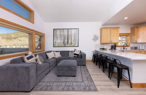 Dillon Condo | Summit County Basecamp: Escape to the Mountain Lake! Garage-Grill-In Town!