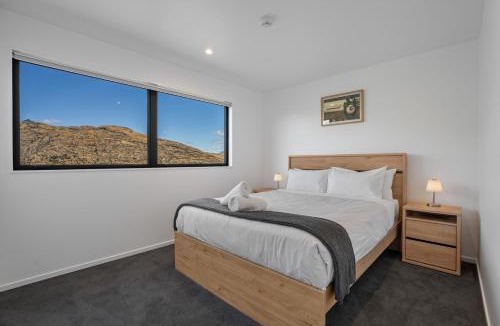 Frankton Apartment | Summit Haven – Centre | 3BR New Build | Spa