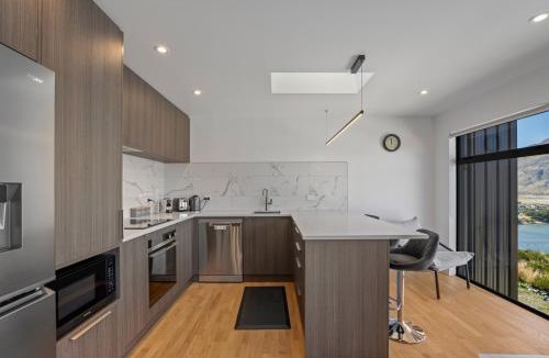 Frankton Apartment | Summit Haven – Centre | 3BR New Build | Spa