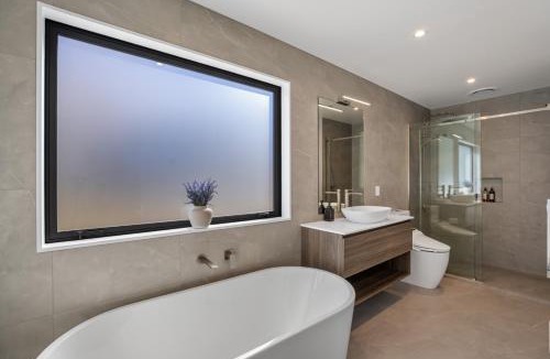 Frankton House | Summit Haven – Centre | 5BR New Build | 2 Spas