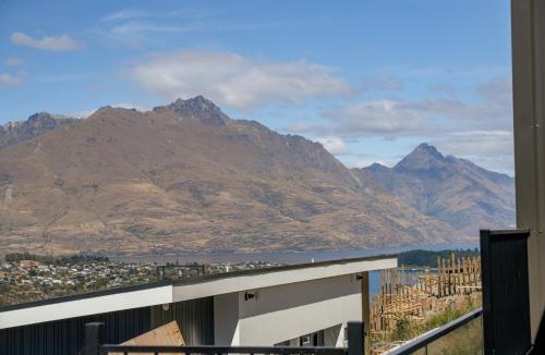 Frankton House | Summit Haven – Centre | 5BR New Build | 2 Spas
