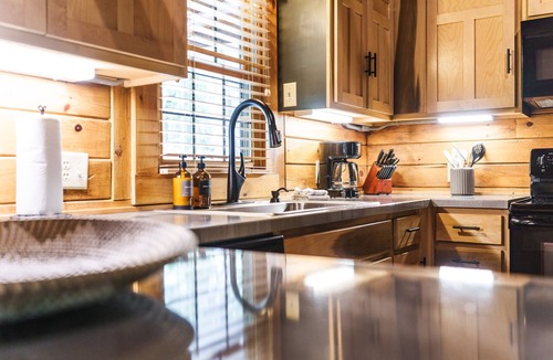 Logan Cabin | Summit Point - Cozy & Secluded Getaway - Heart of Hocking Hills