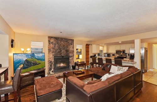 Summit Estates Condo | Summit Run by Destination Big Bear: Walking Distance to Snow Summit! Close to the Lake! Minutes from the Village!