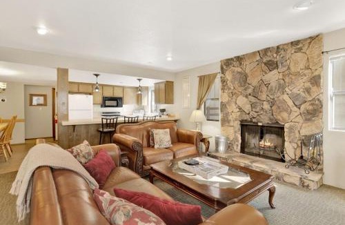 Summit Estates House | Summit Ski Resort Mountain View Condo - Walk to Snow Summit