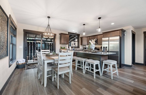 Lead House | Summit Sunset, pet friendly! Hot Tub, Pool access, paved roads, luxury finishes