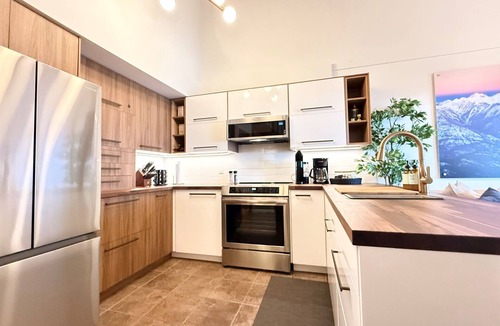 East Kootenay House | Summit View Collection | Pool · Views · Sleeps 14