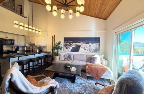 East Kootenay House | Summit View Collection | Pool · Views · Sleeps 14
