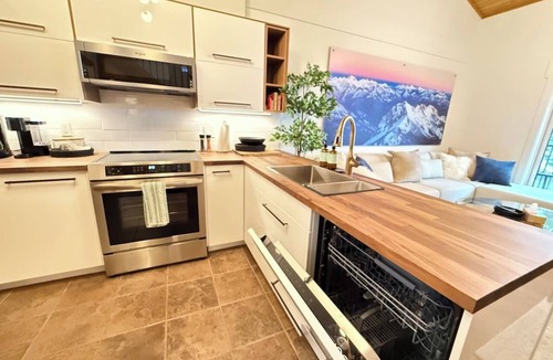 East Kootenay Ski Chalet | Summit View II Loft Suite| Pool · Views · Sleeps 4