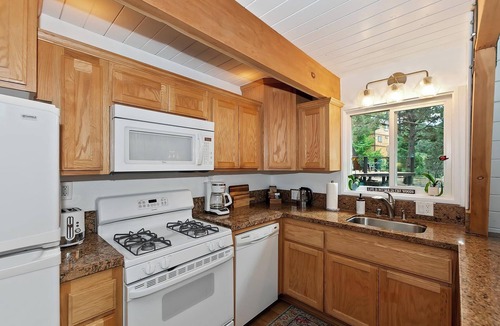 Moonridge Cabin | Summit View Treehouse By Destination Big Bear: Pet Friendly! Close to Bear Mtn! Walking Distance to Alpine Zoo!