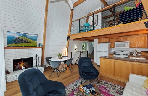 Moonridge Cabin | Summit View Treehouse By Destination Big Bear: Pet Friendly! Close to Bear Mtn! Walking Distance to Alpine Zoo!