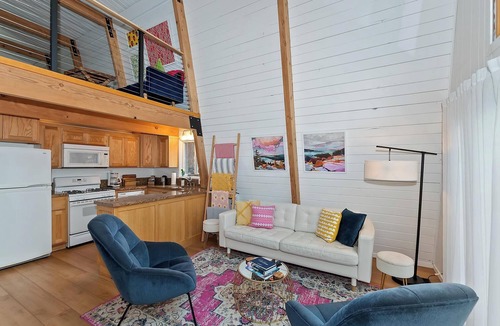 Moonridge Cabin | Summit View Treehouse By Destination Big Bear: Pet Friendly! Close to Bear Mtn! Walking Distance to Alpine Zoo!