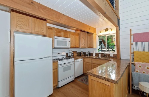Moonridge Cabin | Summit View Treehouse By Destination Big Bear: Pet Friendly! Close to Bear Mtn! Walking Distance to Alpine Zoo!