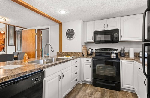 Bellaire Condo | SUMMIT VILLAGE - GREAT LOCATION - UPDATED 3 BEDROOM; 5 BEDS; 3 1/2 BATHS