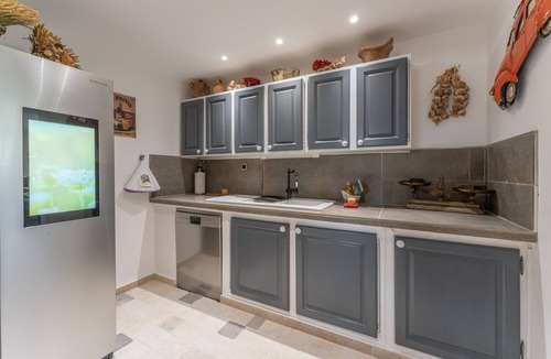 Murs Villa | Sumptuous 5-star bastide with views of the Luberon, swimming pool, garden and Wi-Fi.