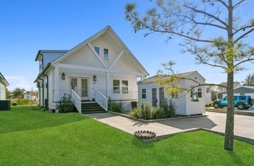 Dickinson House | Sun and Lake