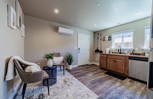 Myrtletown Condo | Sun and Pineapples Guest Suite🍍