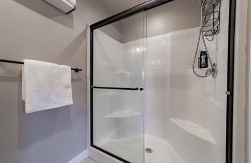 Myrtletown Condo | Sun and Pineapples Guest Suite🍍