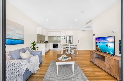 Surfers Paradise Apartment | Sun Drenched Apartment in the Heart of Surfers