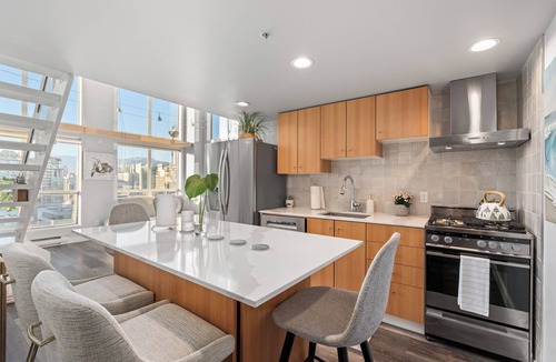Downtown Vancouver Condo | Sun-Drenched Downtown Loft - Views of Skyline
