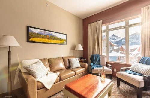 Canmore House | Sun Drenched Escape