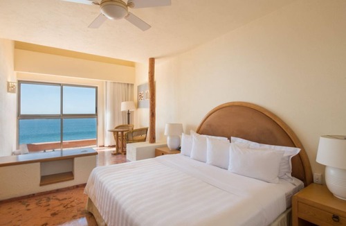 San Jose del Cabo Hotel | Sun-Drenched Studio Just Steps from the Beach