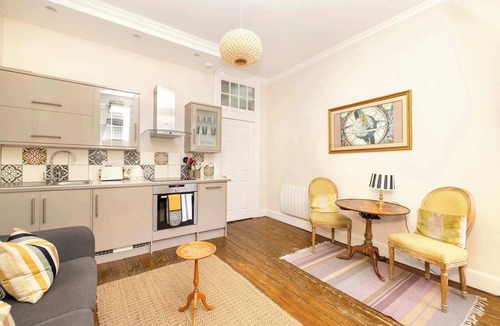 Old Town Apartment | Sun-Drenched Royal Mile Escape