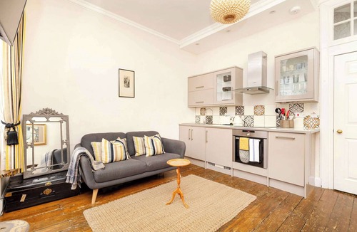Old Town Apartment | Sun-Drenched Royal Mile Escape