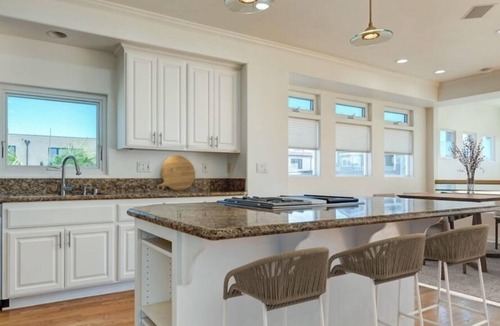 Gas Lamp Section House | Sun filled home a short walk to the beach, school, shops and restaurants.