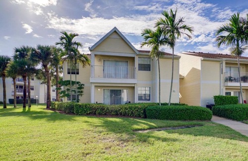 Ocean Side Village Condo | Sun, Sand & Serenity - Walk to Beach Retreat - 1 bedroom w/sofa bed retreat.