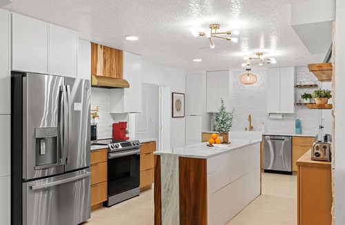 Melbourne Beach House | Sun‑Soaked Coastal Getaway W/Private Pool, BBQ Grill, & Outdoor Patio! ☀️