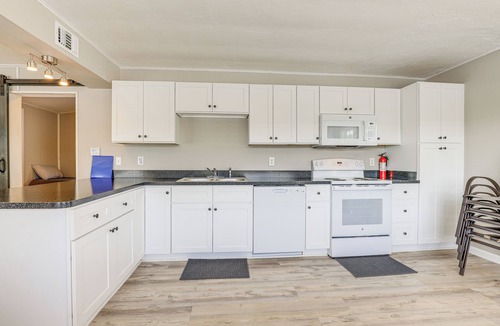 Okeechobee Cottage | Sun-soaked Okeechobee Retreat w/Canal Views!