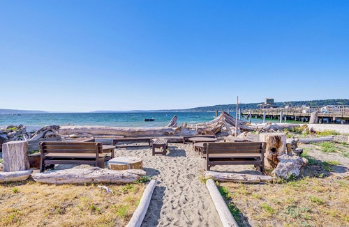Langley Cottage | Sun-soaked Sandy Point Haven w/Beach Access!