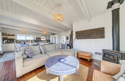 Langley Cottage | Sun-soaked Sandy Point Haven w/Beach Access!