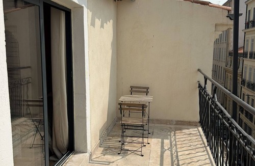 1st Arrondissement Apartment | Sunbathing