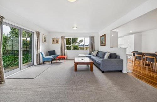 Martinborough House | Sundown on Grove - Martinborough Holiday Home