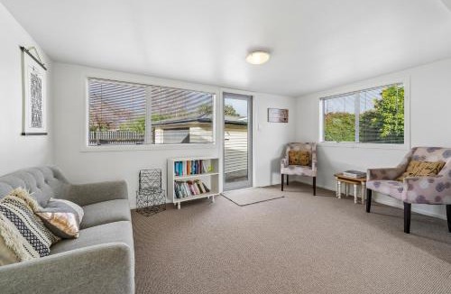 Martinborough House | Sundown on Grove - Martinborough Holiday Home